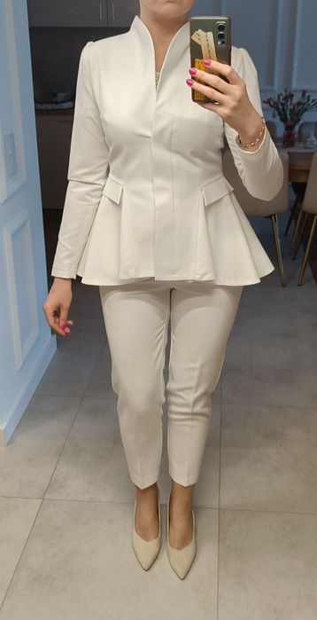 Białe/kremowe spodnie w kant carrot 36 S Reserved z szerokim paskiem