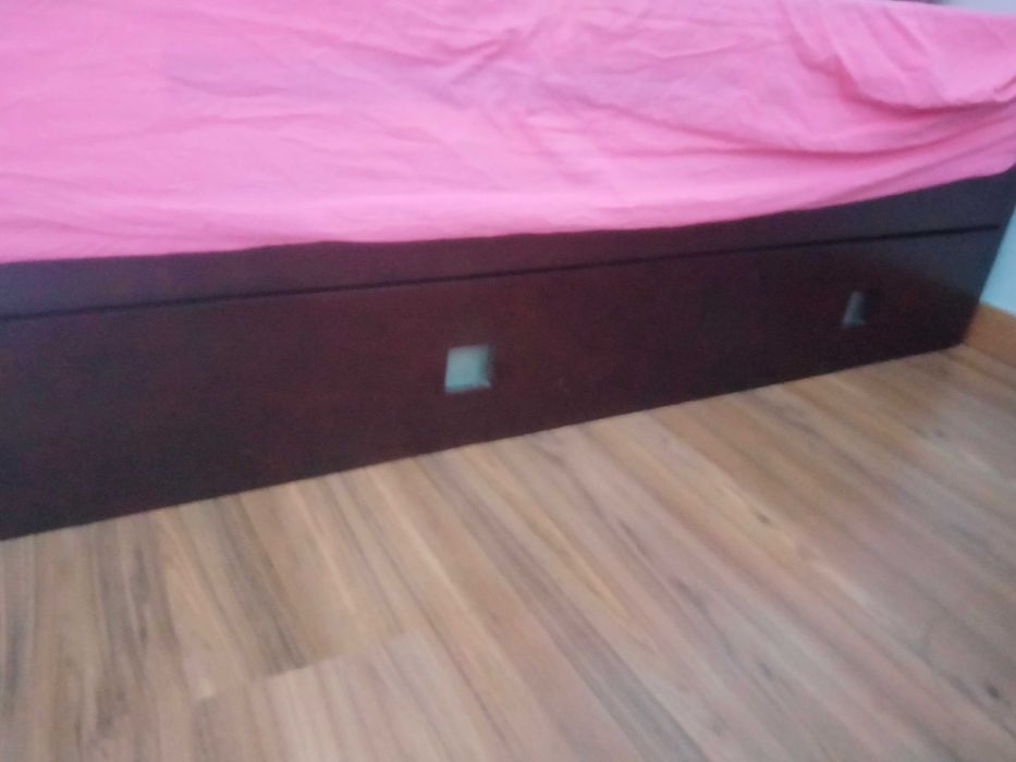 Cama de madeira e cómoda