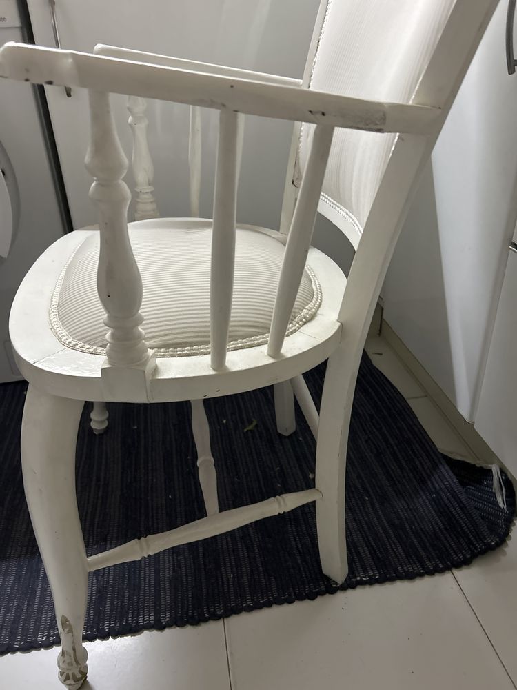 Cadeira de madeira macissa branca almofadada