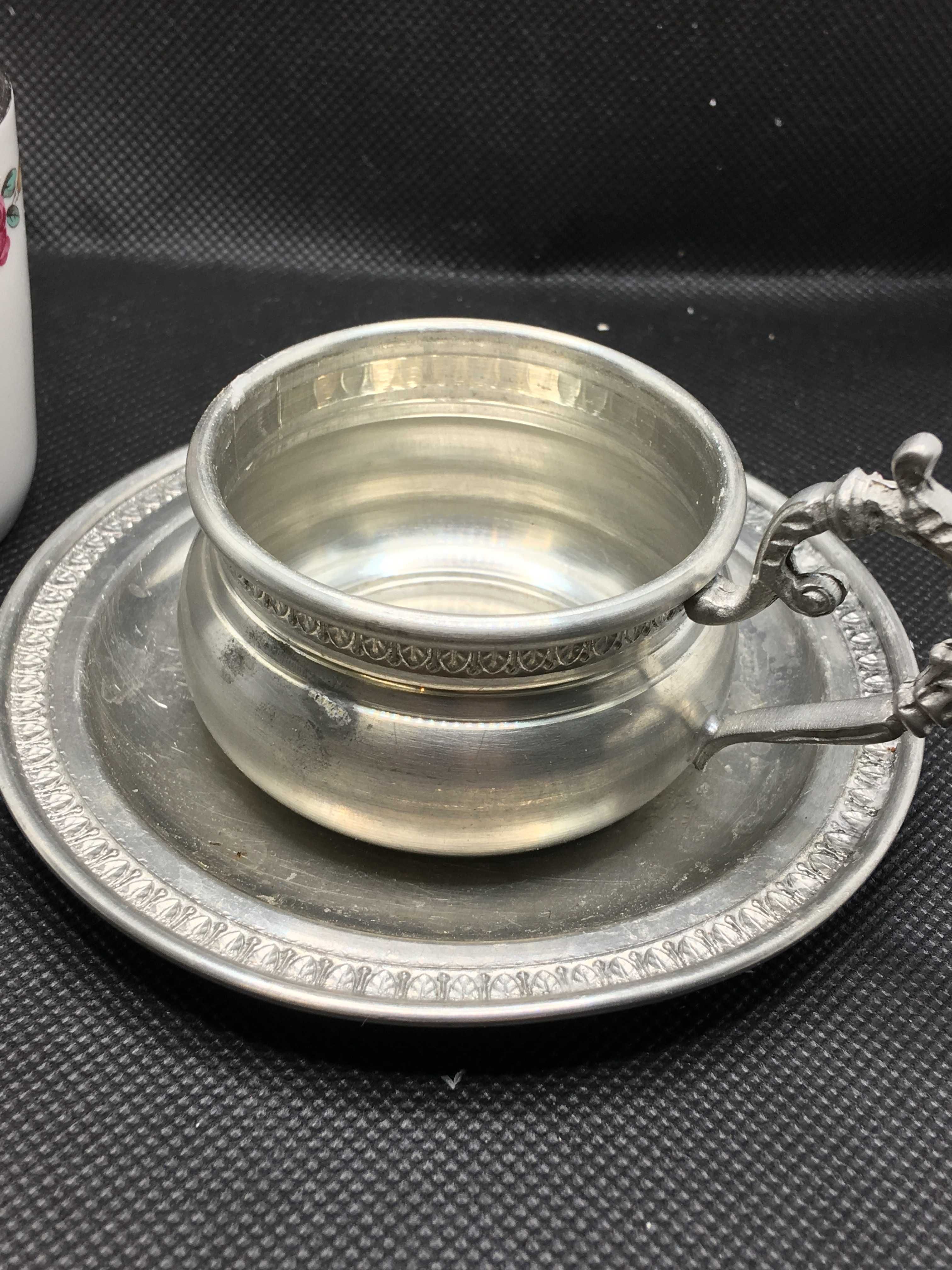 Stara porcelanowa filiżanka MONOPOLI w cynowym koszyczku  z CYNY 95%