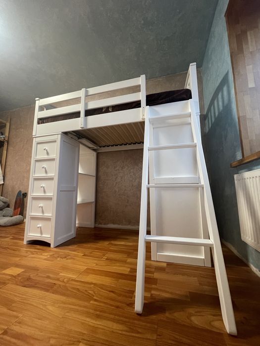 Дитяче ліжко із столиком