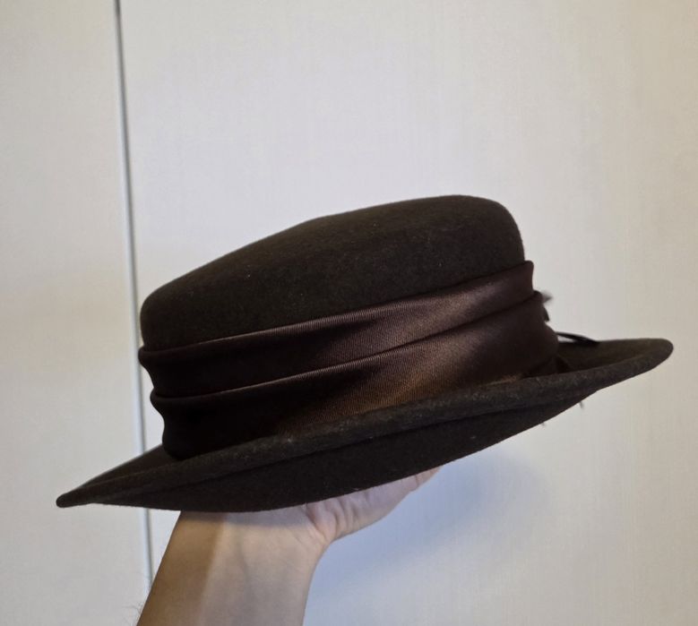 elegancki brązowy kapelusz damski z piórami