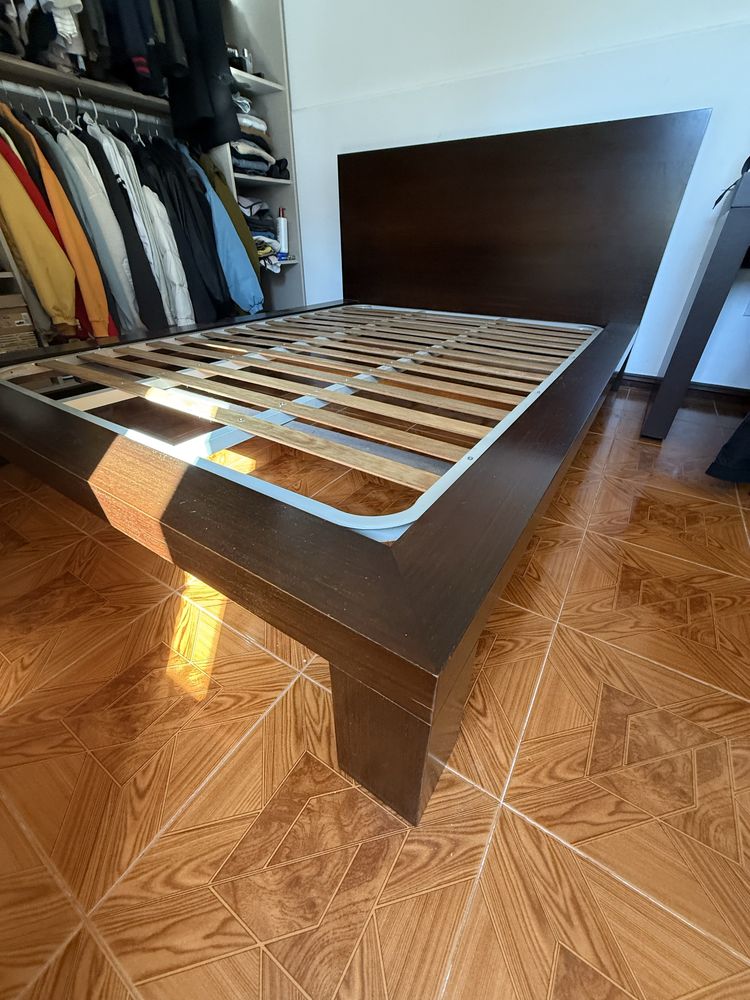 Cama de casal em maderia