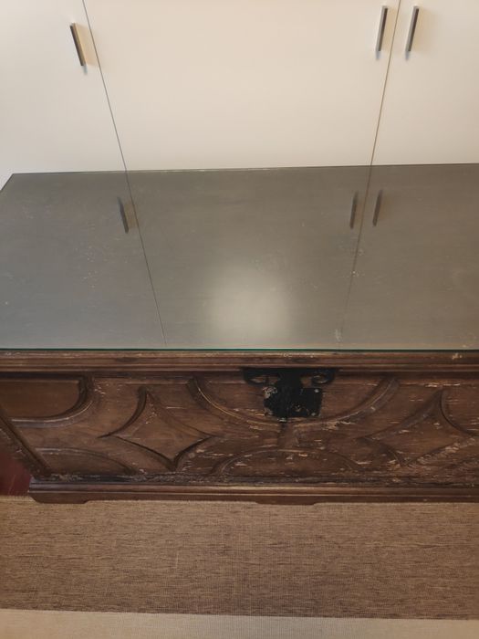 Arca rústica, antiga, em castanho: