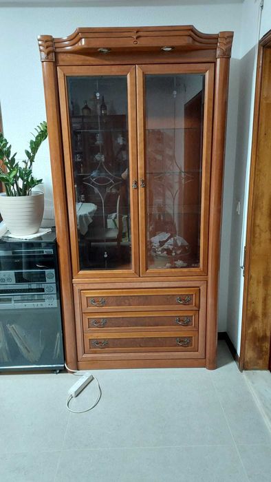 Armário em madeira com portas de vidro