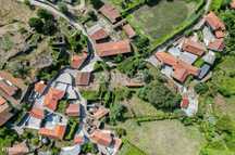 Quinta com uma área total de 2694m2 em Serzedelo, Póvoa de Lanhoso