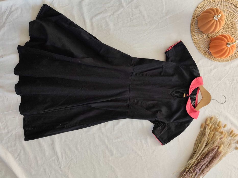 Rozkloszowana sukienka midi czarna z krótkim rękawem lata 20 M 38