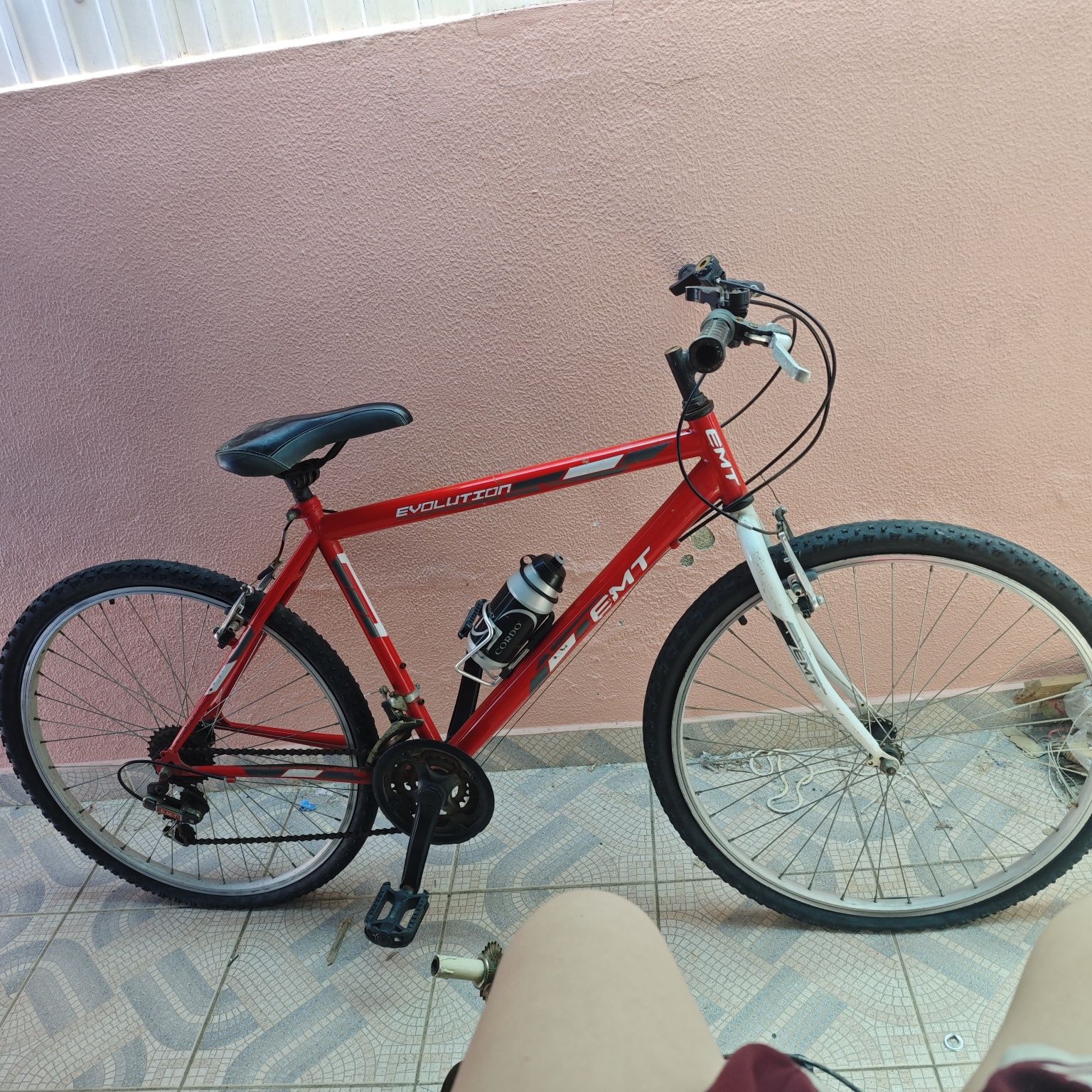 Bicicleta vermelha roda 24