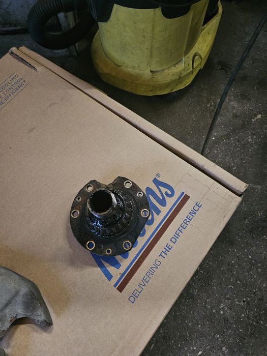 Nissan Patrol Y61  czop piasty stan idealny