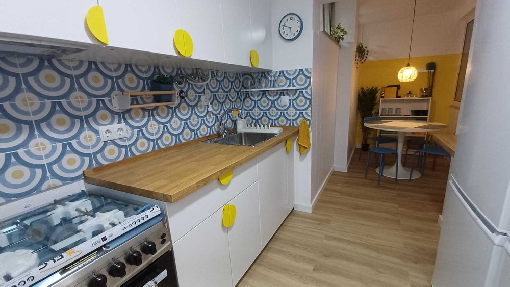 Quarto individual para estudante na Caparica com contas incluídas.