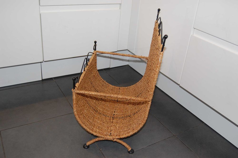 Gazetnik, stojak na gazety z trawy morskiej