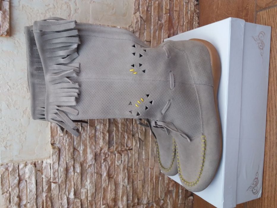 Продам демисезонные замшевые сапожки на девочку