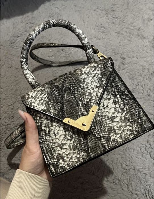 Сумочка-клатч в зміїному принті