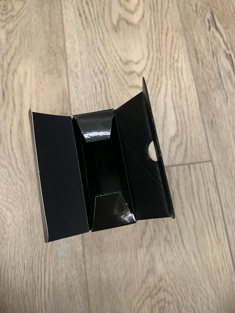 Pudełko po perfumach Black Opium Yves Saint Laurent