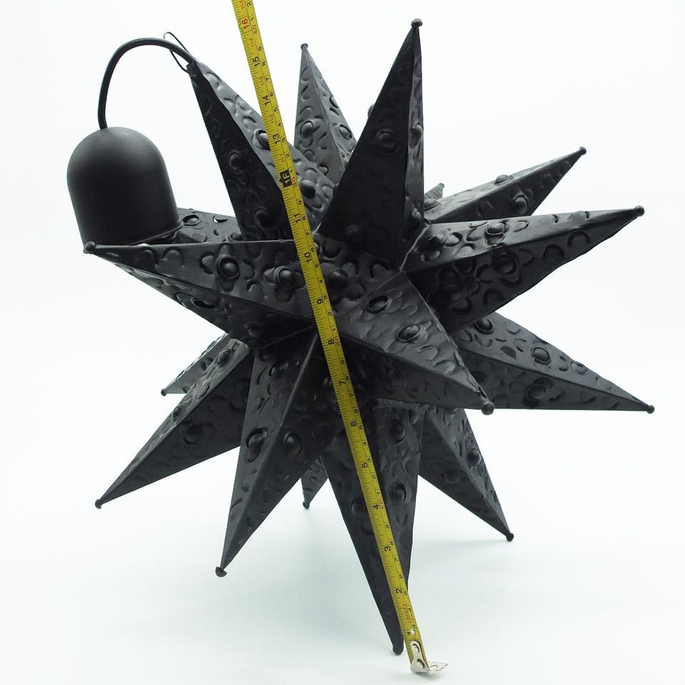Candeeiro em metal cor preto, formato estrela, perfurado