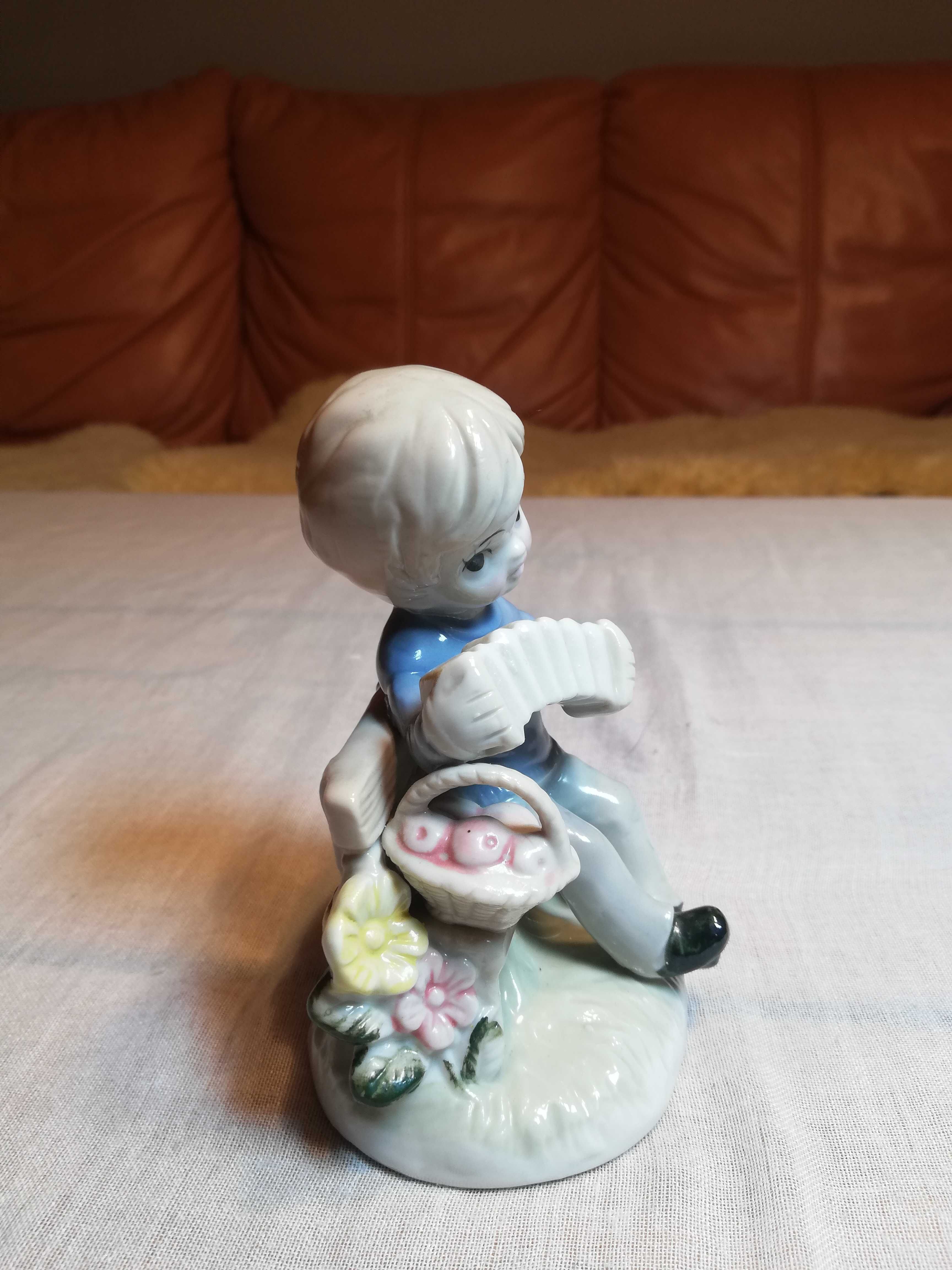 Figurka porcelanowa chłopiec z harmonią