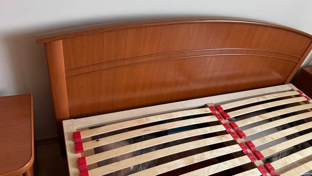 Łóżko ze stelażem plus dwa stoliki nocne