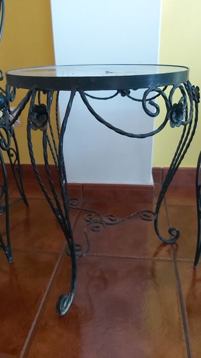 Conjunto de mesa e cadeiras em ferro forjado
