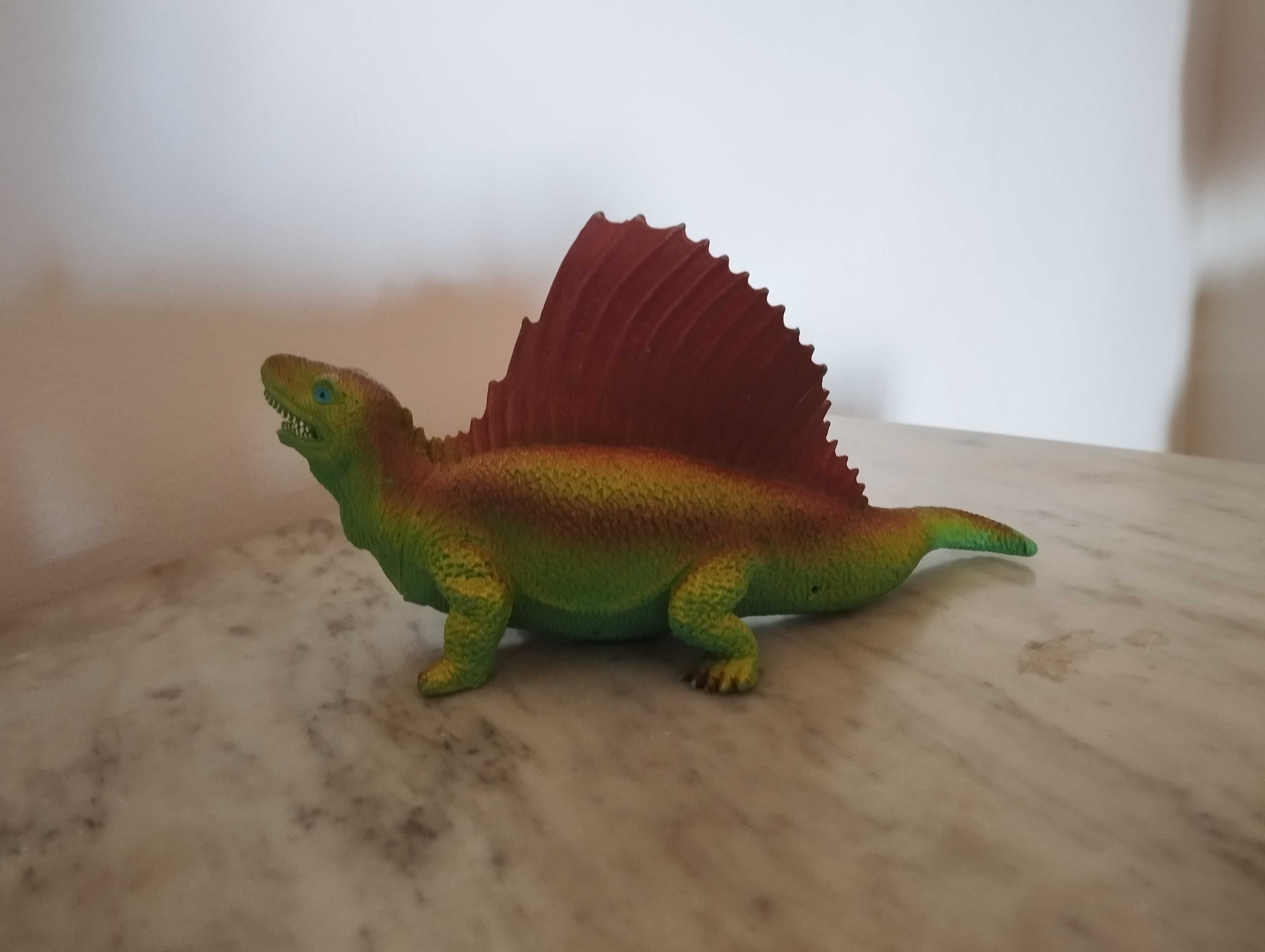 Dinossauros de brinquedo.