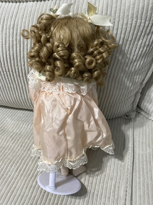 Lalka porcelanowa piękna