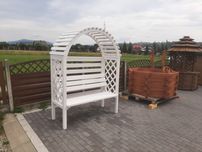 Pergola ogrodowa z ławką