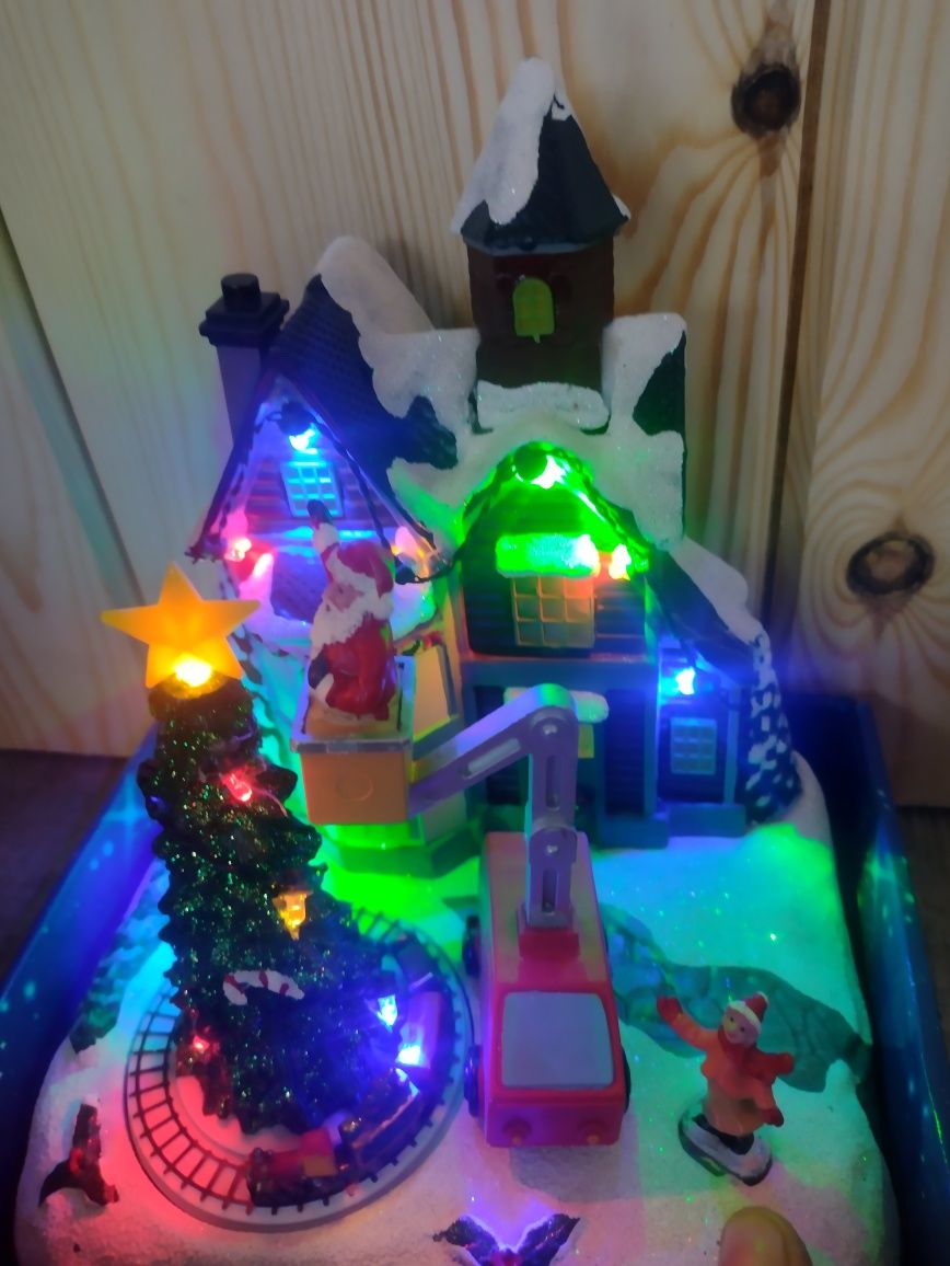 Świąteczna Pozytywka LED - Święty Mikołaj ubiera choinkę