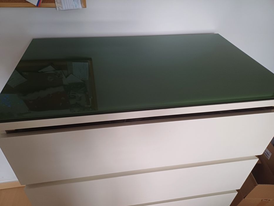 Szklany blat zielony ma komodę Ikea Malm 80x48