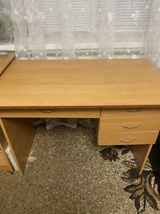 Письмовий стіл з шухлядами