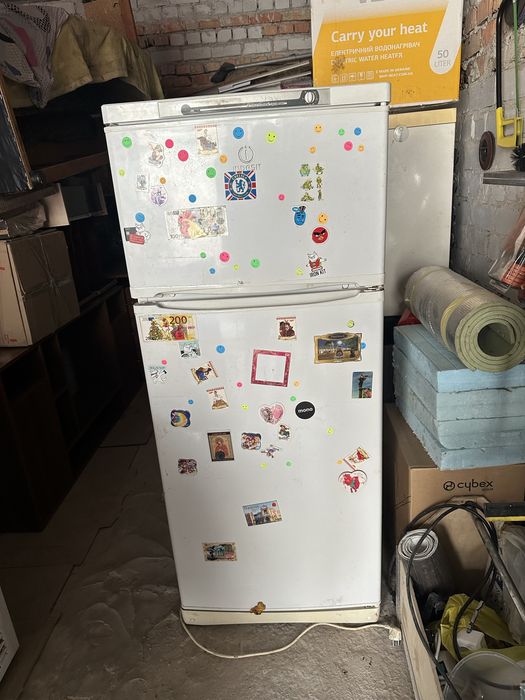 Продам холодильник indesit