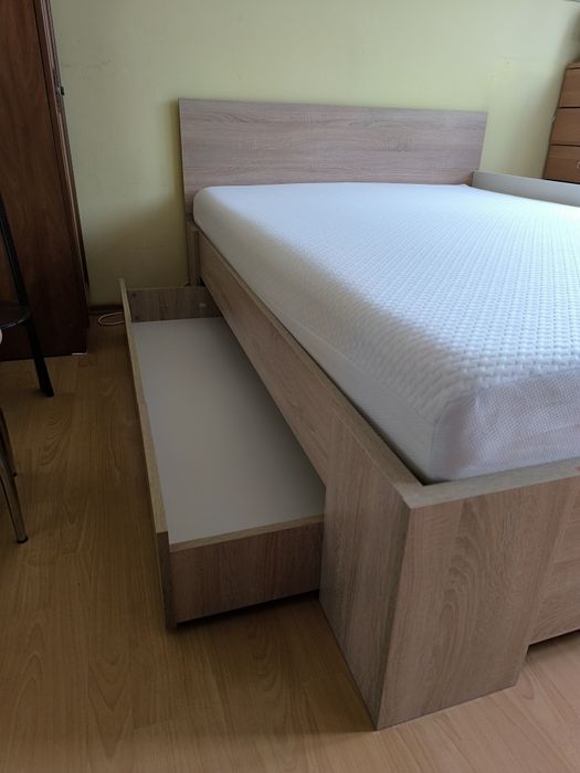 Łóżko 140x200 w kolorze jasnego drewna z materacem