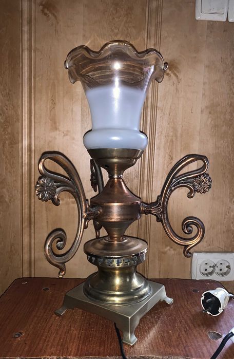 Настольная лампа.