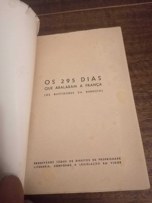 Livro “Os 295 dias que abalaram a França” de Acúrcio Pereira