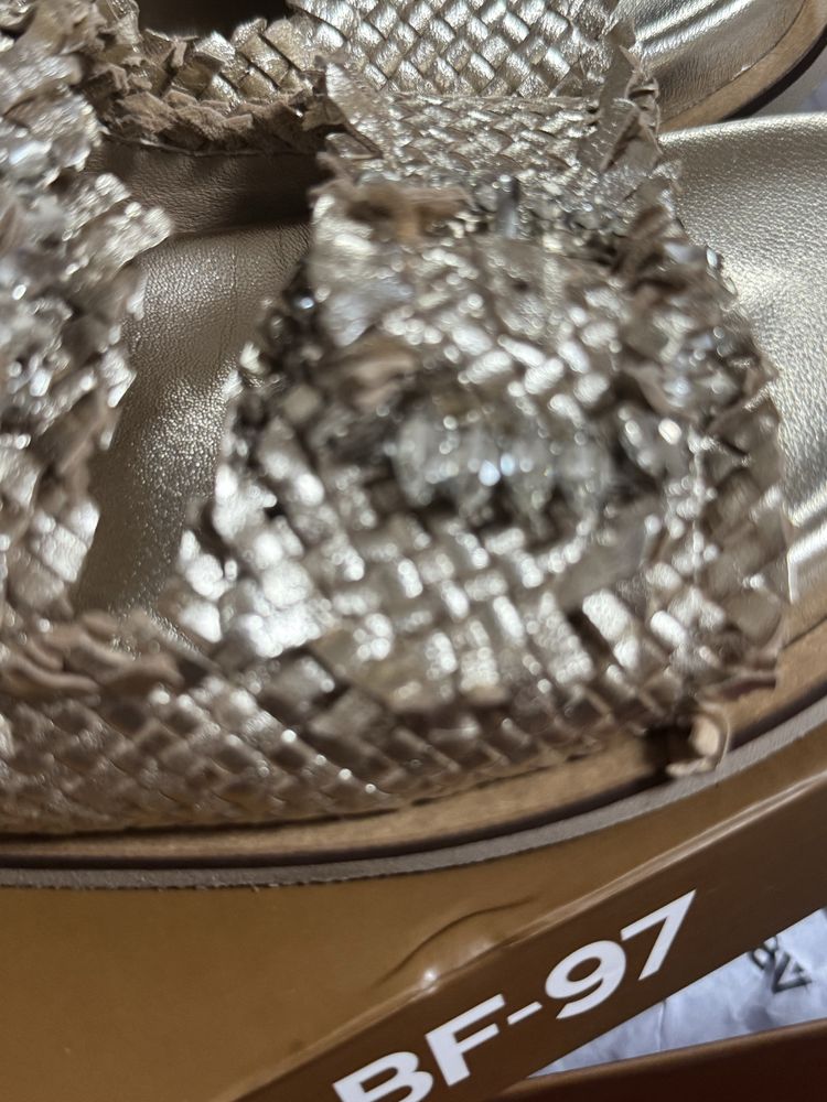 Sandalias douradas