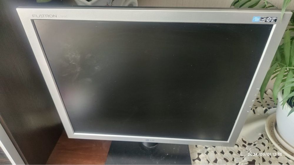 Monitor do komputera 19 cali.
