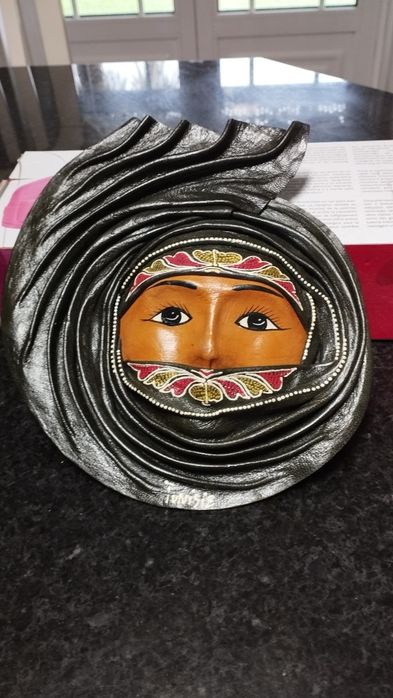 Adorno novo em pele. Simbolismo africano