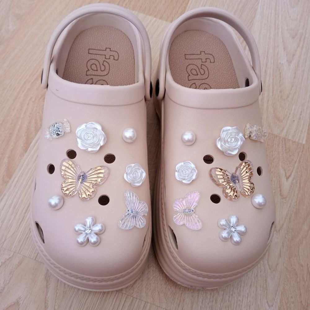 Crocs з фігурками на високій платформі