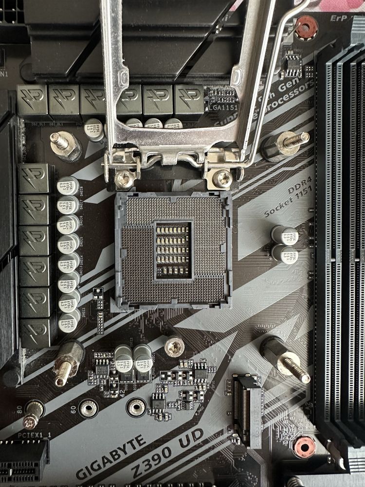 Материнська плата Gigabyte z390 UD