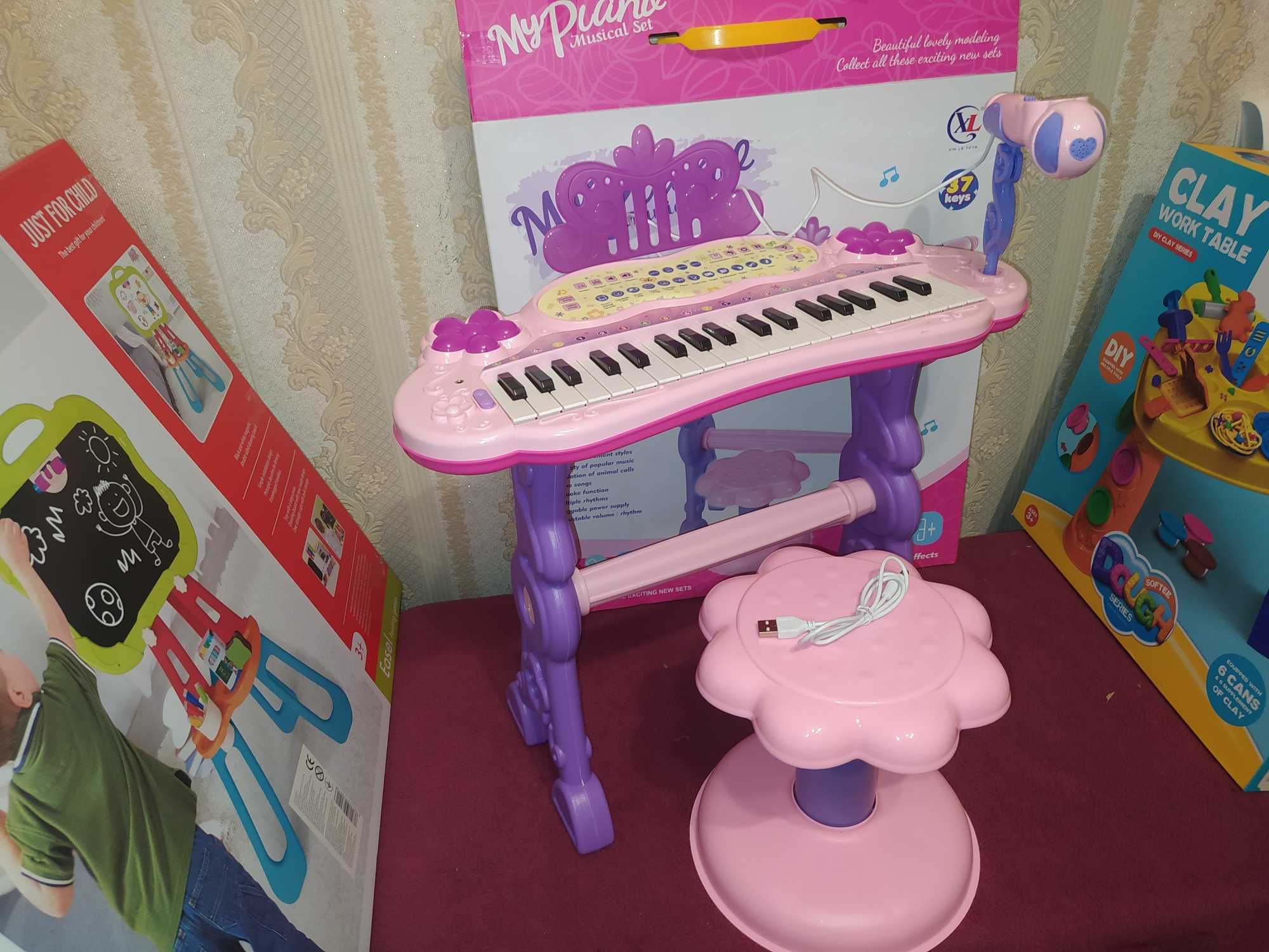 Дитячий синтезатор піаніно зі стільчиком і мікрофоном 37 клавіш