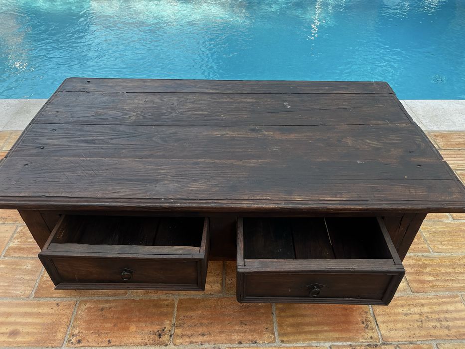 Mesa vintage, antiga mas bem tratada.