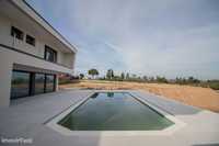 Moradia T4 de luxo com 4 suites e piscina a 5 kms da praia, em Sta Luz