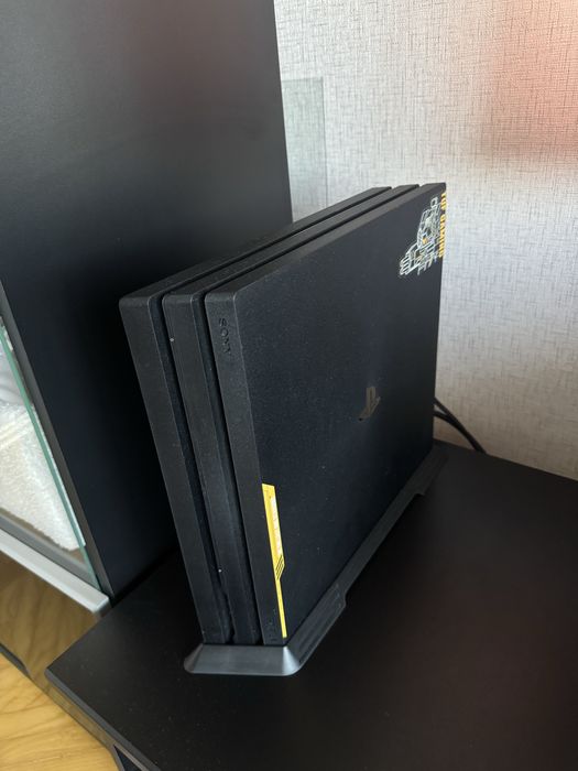 Продам Sony Playstation 4 PRO 1TB + 2 джойстика ориг + FIFA25