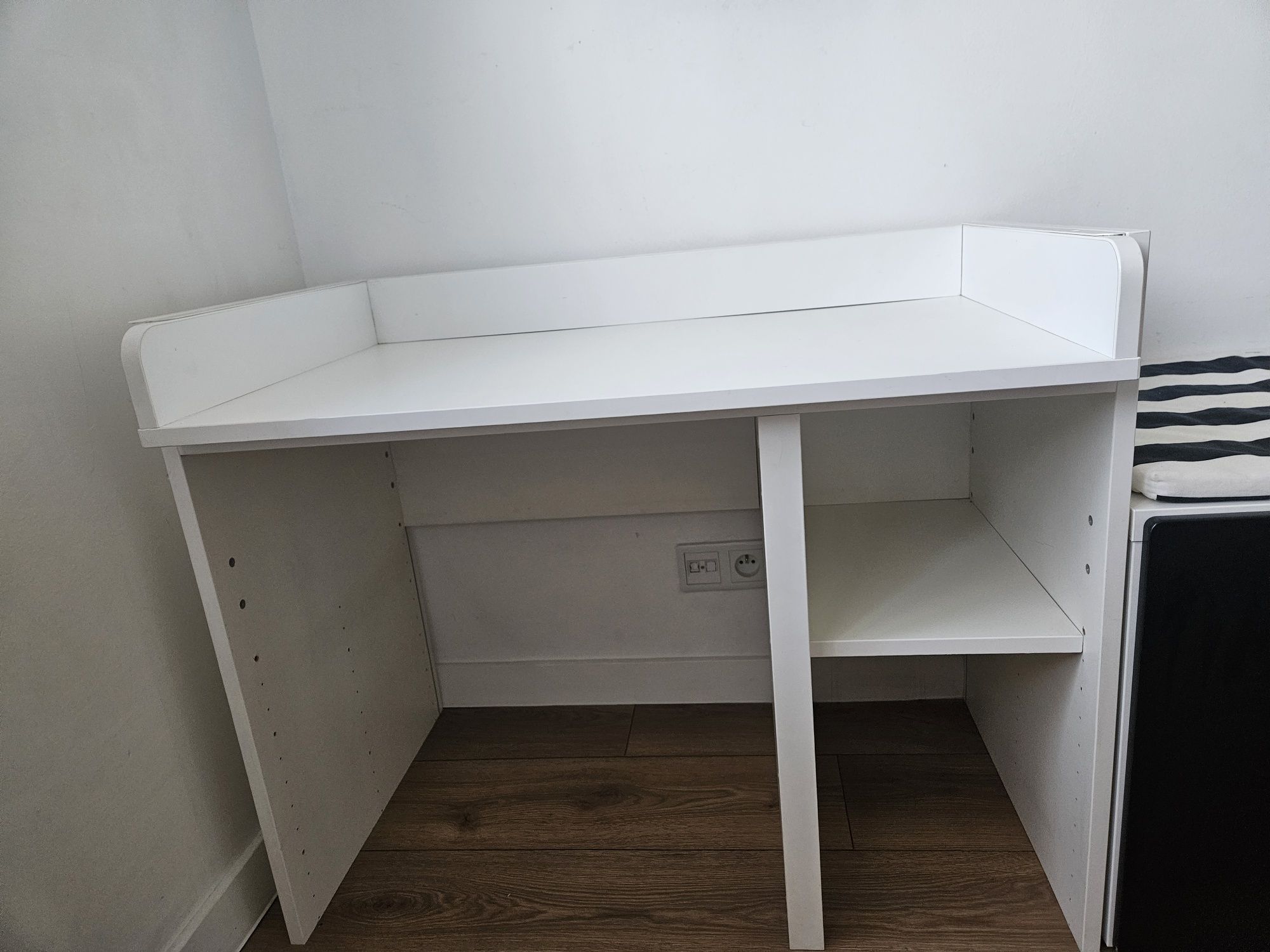 Ikea stuva - biurko i skrzynia. Zestaw dla przedszkolaka