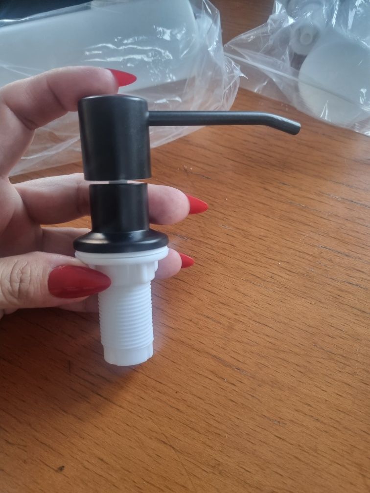 Dozownik pojemnik na mydło szampon odżywkę czarny podblatowy 300 ml