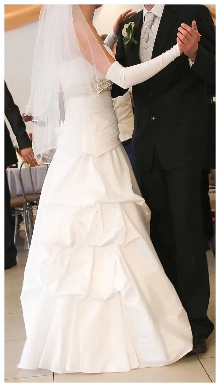 Suknia ślubna z błyszczącym pasem