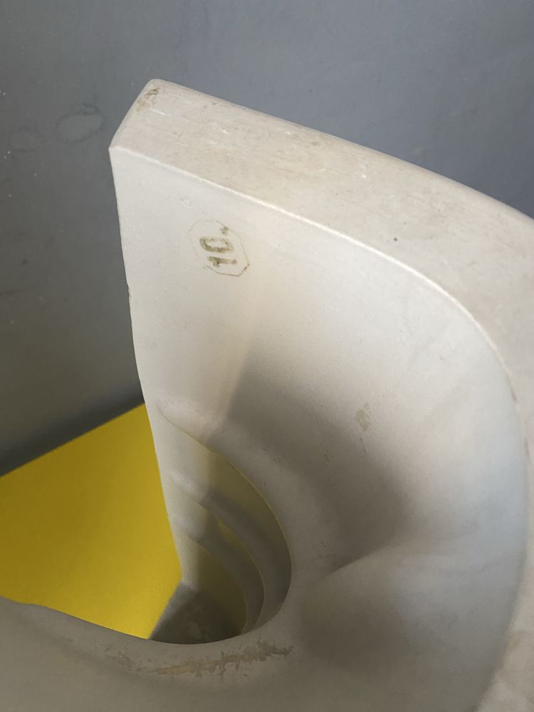 Postument pod umywalke w b.d.stanie