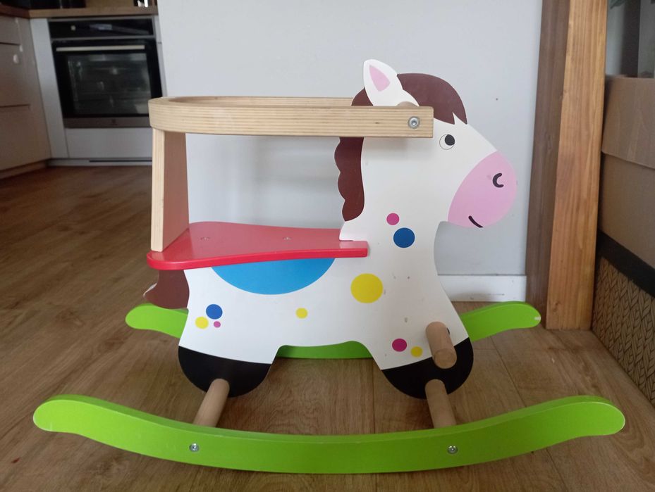 Drewniany konik na biegunach - dziki zachód i bezpieczna zabawa!