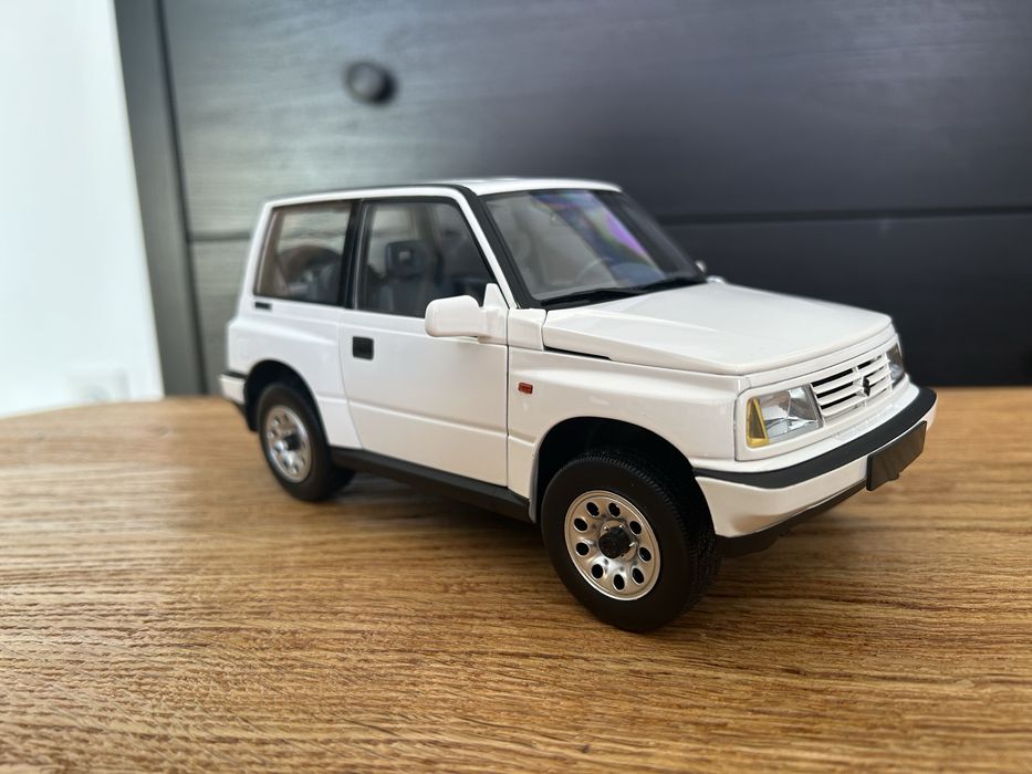 Suzuki Vitara 1:18 White LHD Dorlop jak Norev