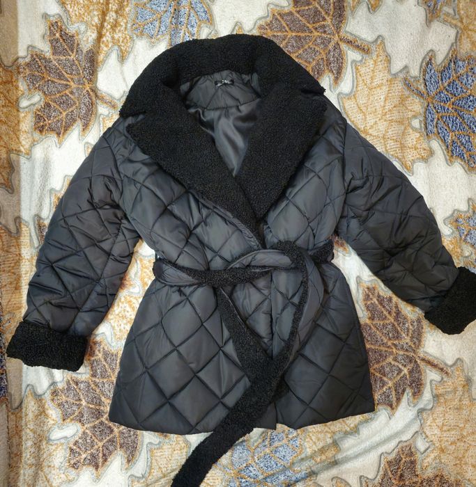 Пальто з хутряним коміром