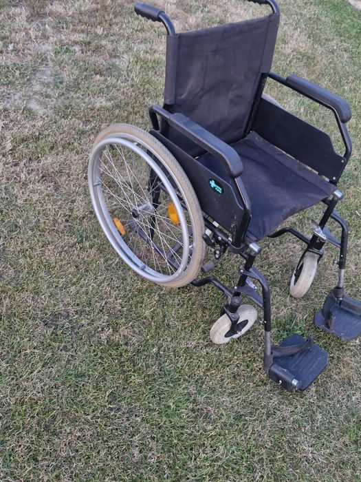 Sprzedam wózek inwalidzki mam również kule I pedały do cwiczen