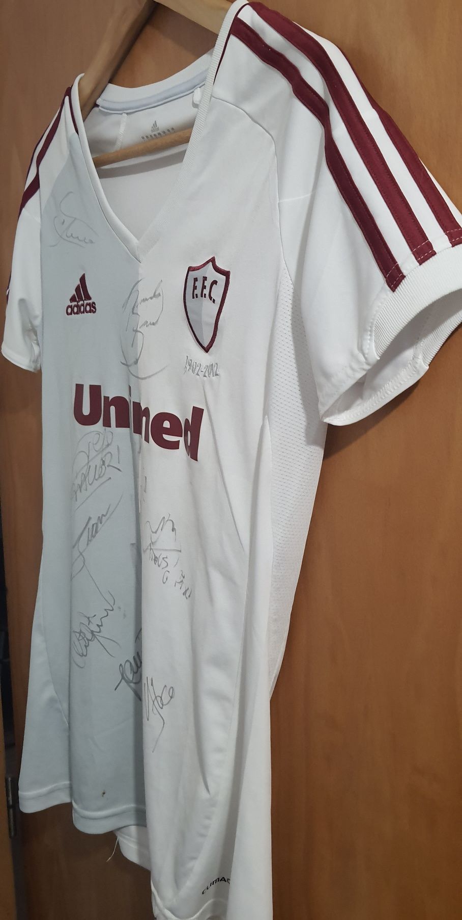 Camisola Fluminense dos 110 anos com autógrafos